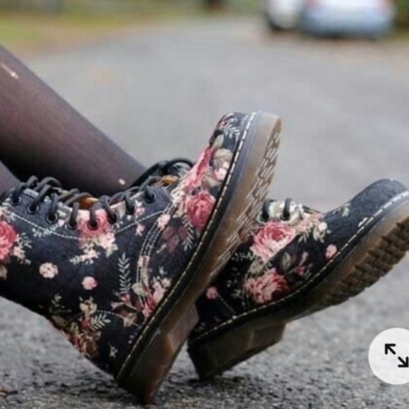 Dr. Marten’s Floral Printed Canvas 8 Eye Combat Boots Size 5 - Picture 14 of 16